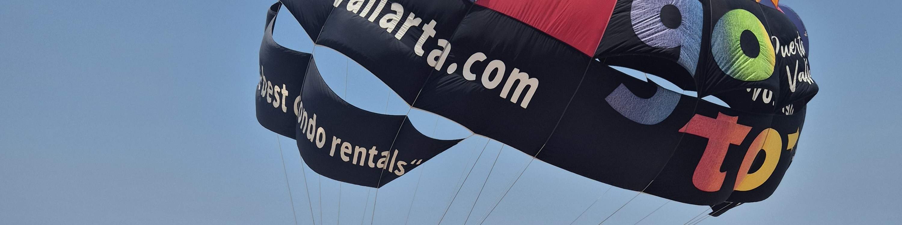 Regardez le hors-bord glisser sur les vagues tout en soulevant votre parachute dans le ciel.