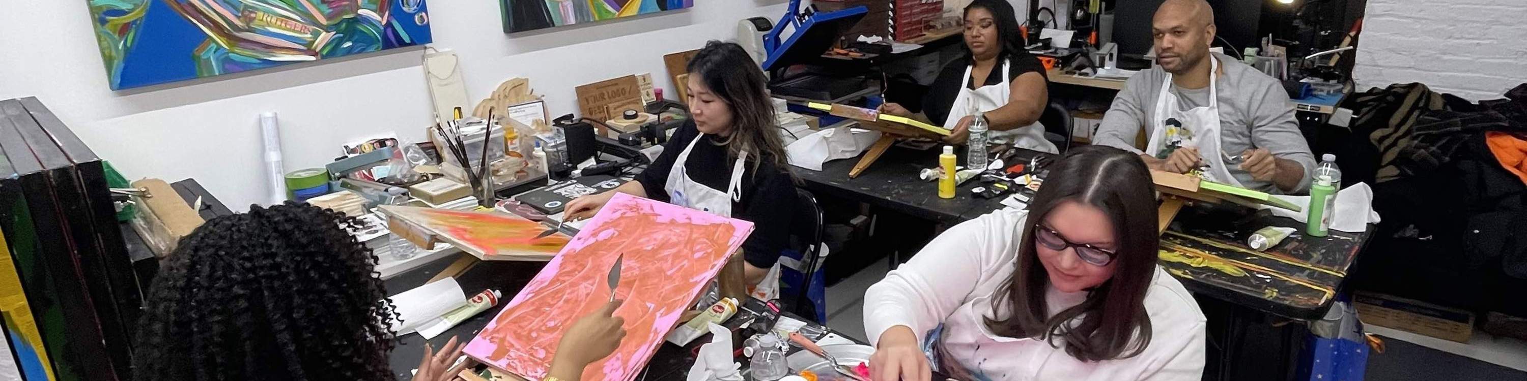 學生們熱切地通過調色刀技巧探索色彩和紋理，房間裡充滿了活力。