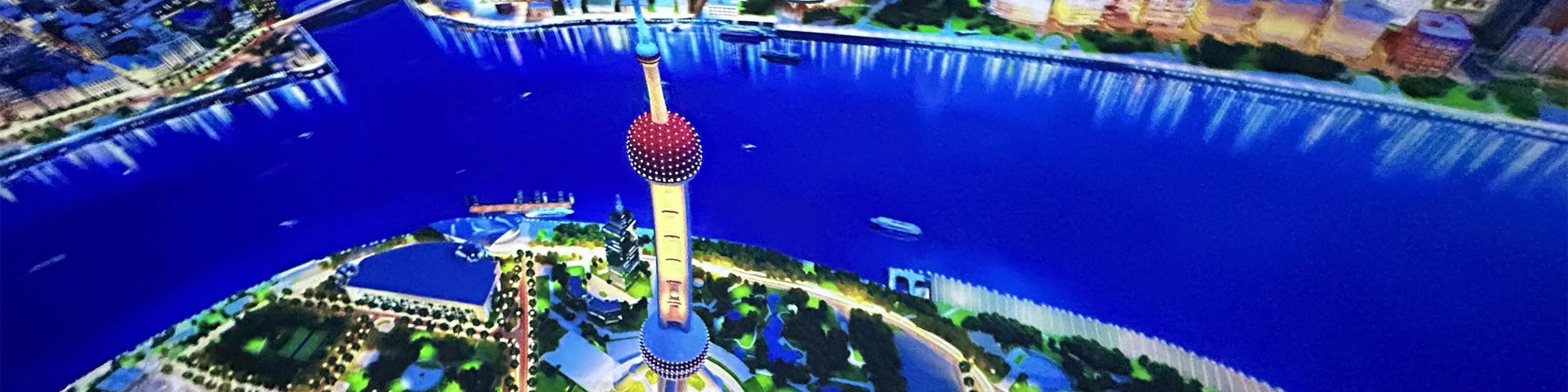 在这里，你可以跟随镜头，从雄伟的长城，到秀丽的桂林山水；从广袤的内蒙古大草原，到繁华的上海外滩，瞬间穿越千山万水，领略祖国各地的绝美风光。