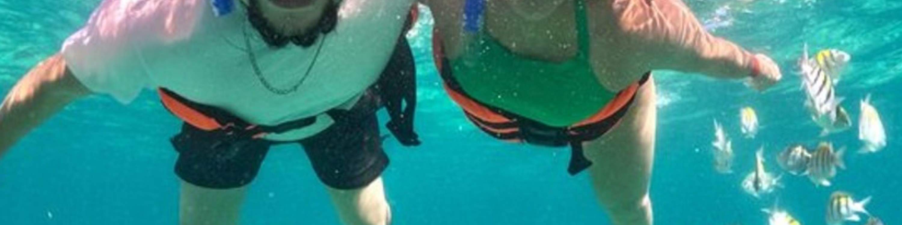 Saksikan hidupan marin yang berwarna-warni sambil pasangan yang sukakan aktiviti pengembaraan ini bersnorkel di perairan yang jernih.