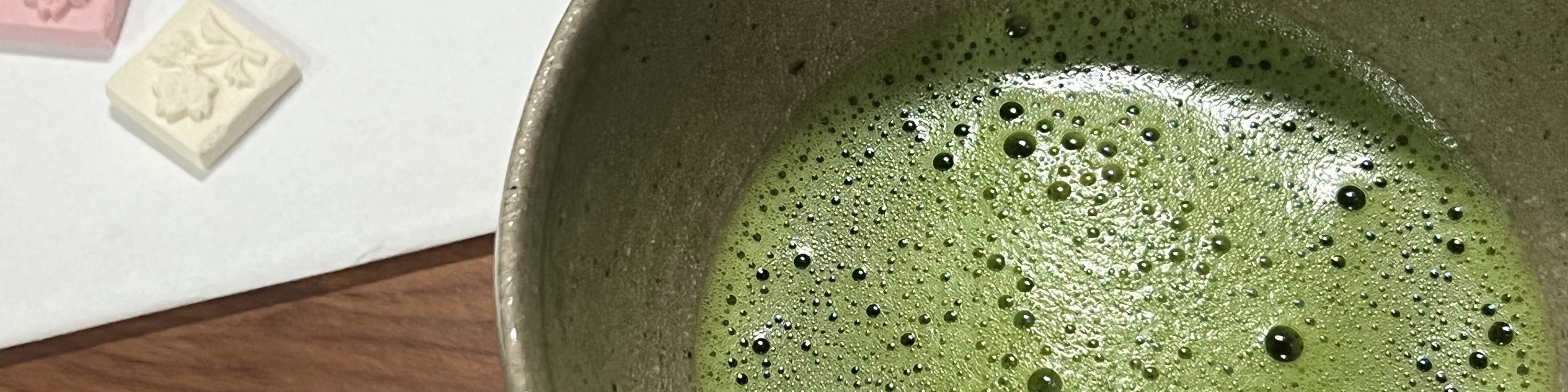 Bata y disfrute de su propio tazón de té verde matcha combinado con un dulce tradicional. Incluso si no puede sentarse en tatami, hay sillas y mesas disponibles.