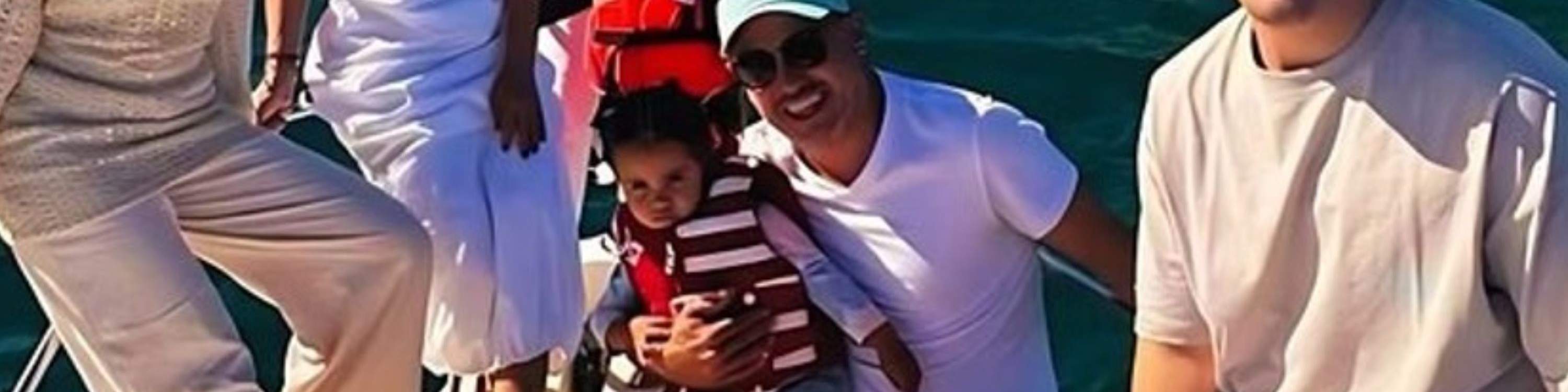 Bersama-sama di atas dek, menikmati cahaya matahari, angin laut dan pemandangan Cabo yang menakjubkan