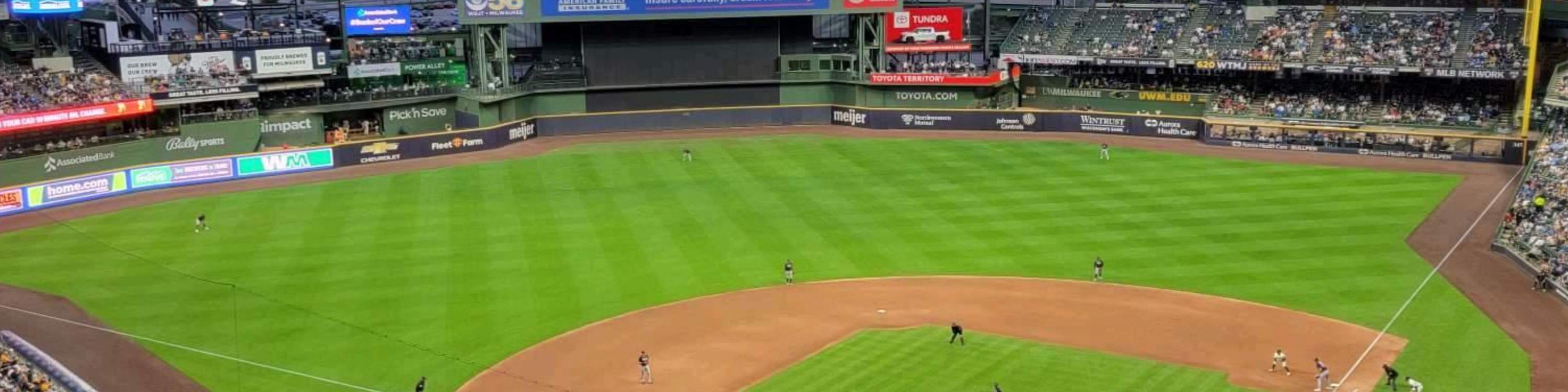 内野上层座位提供球场的绝佳视野，完整捕捉比赛日的热烈氛围