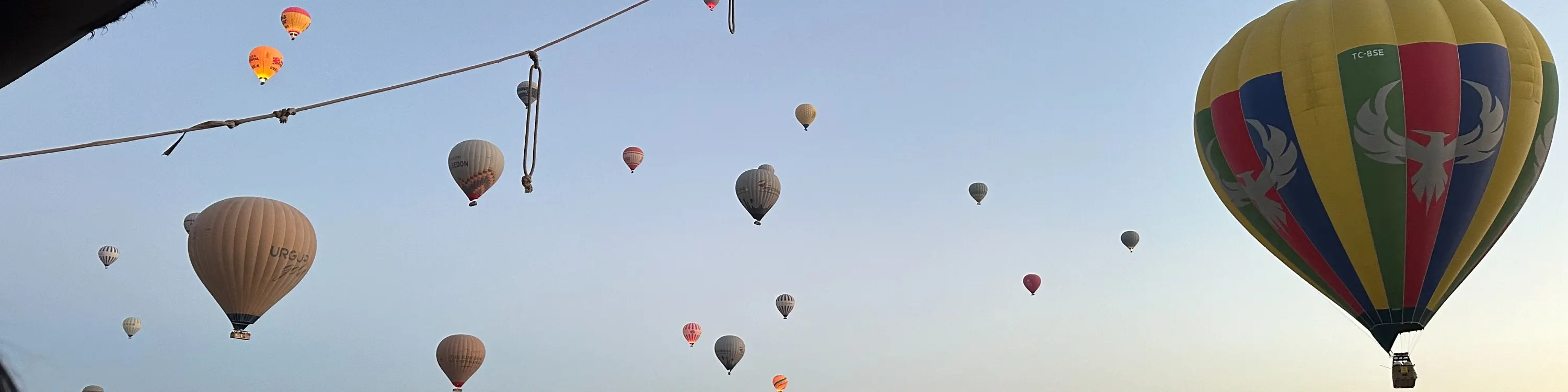 乘坐热气球飞越精灵烟囱