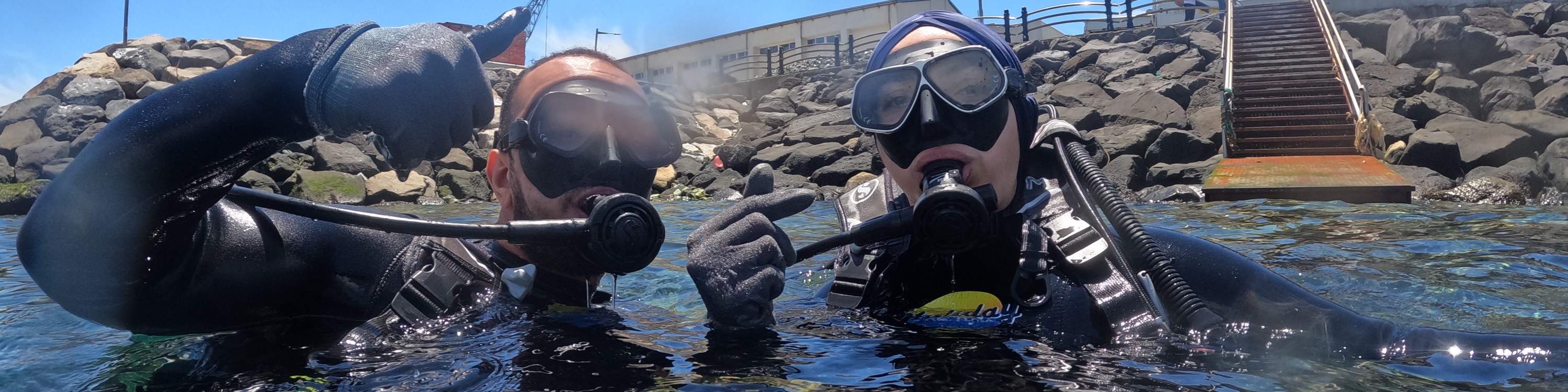 在西归浦附近海域体验水肺潜水