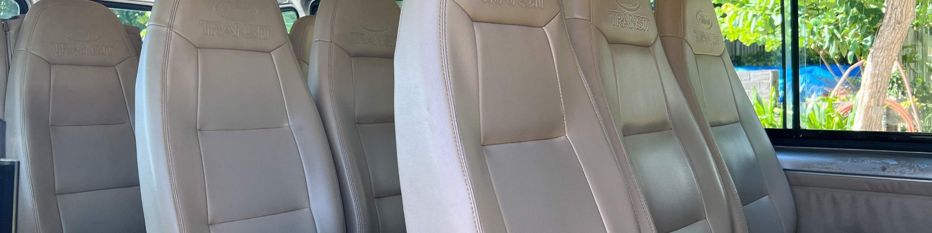 dentro del autobús de enlace