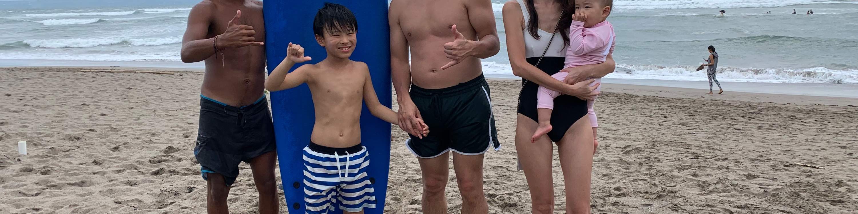 與家人一起衝浪