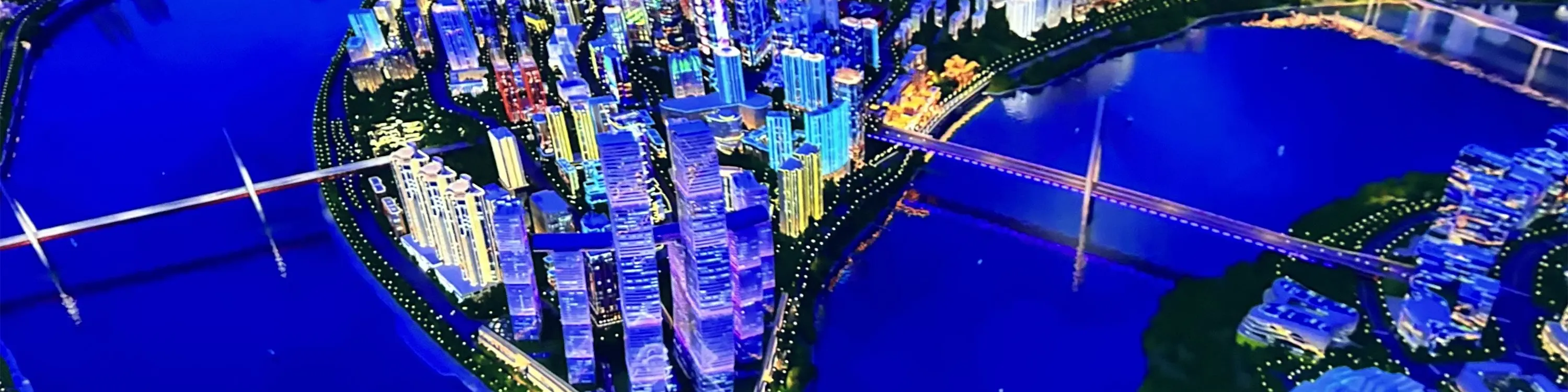 这里采用 9D 裸眼球幕悬空飞越技术，拥有独立自由度的运动悬空座椅，让你在飞行过程中真实感受上升、俯冲、盘旋等动作，仿佛自己就是一只飞鸟。