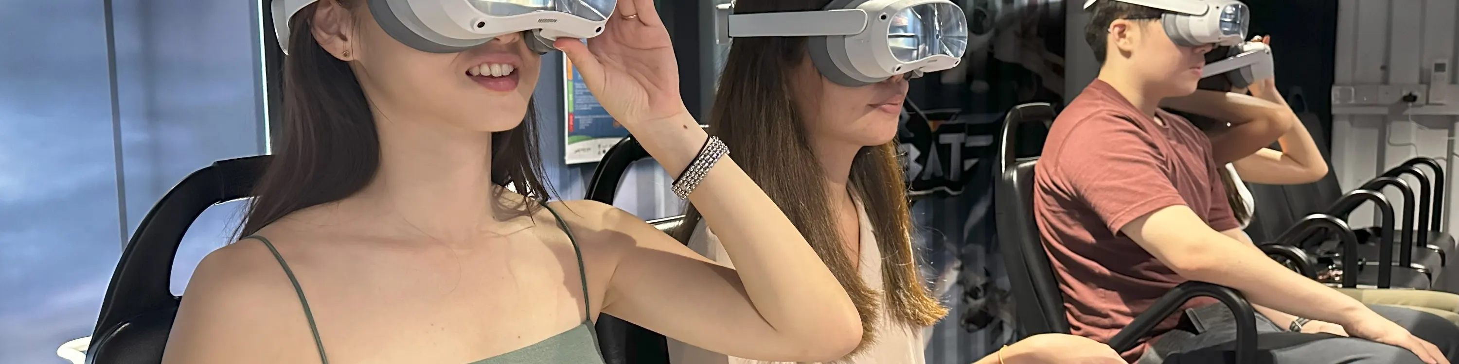 朋友们玩VR