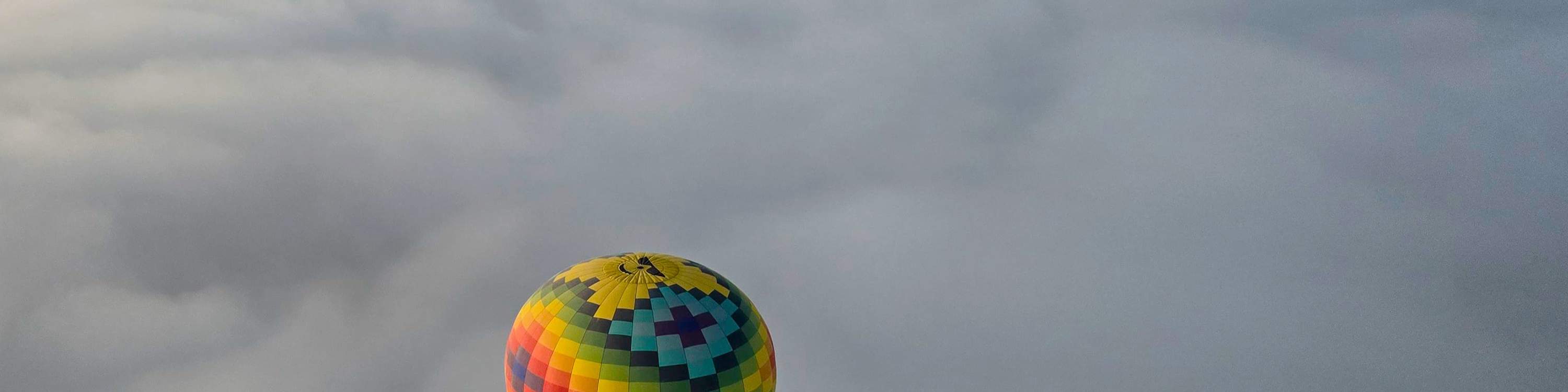 Über nebelverhangene Wolken gleiten, während der leuchtende Sonnenaufgang den Horizont in warmen Farbtönen malt