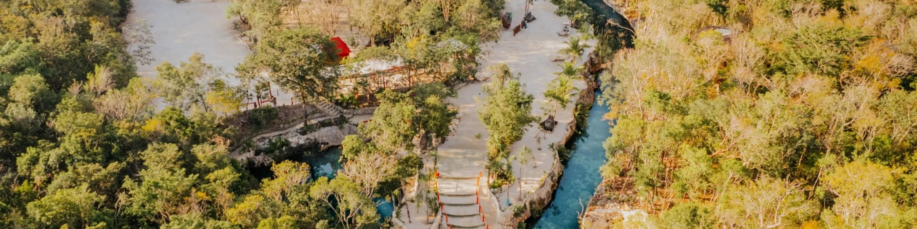 在墨西哥最美丽的淡水游泳点之一与大自然亲密接触