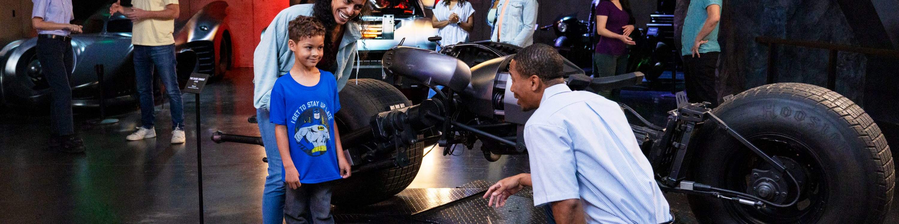 參觀好萊塢經典戲服和道具，如DC宇宙中的蝙蝠俠戰車和神奇女俠的盔甲
