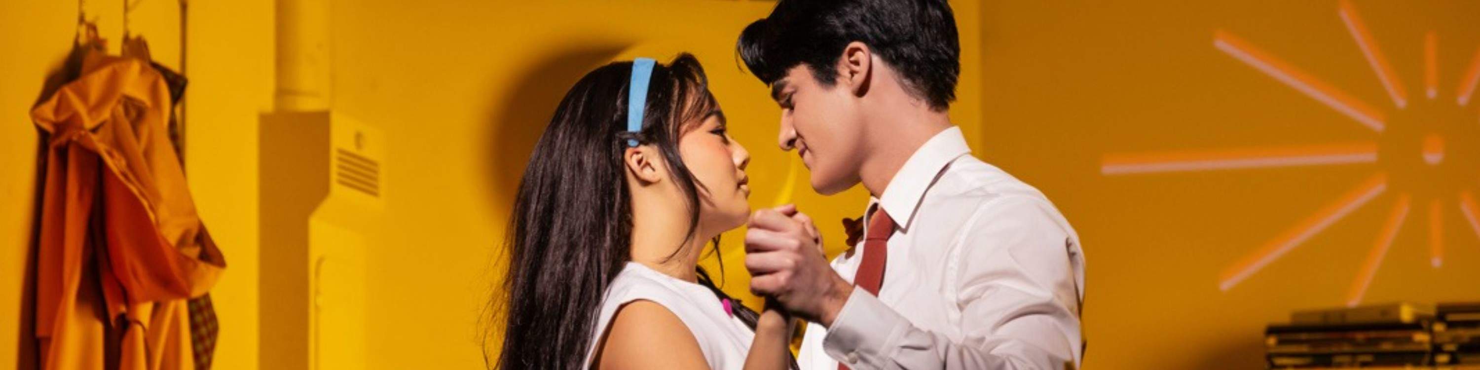 两个机器人共享宁静时刻，发现意想不到的联系之美