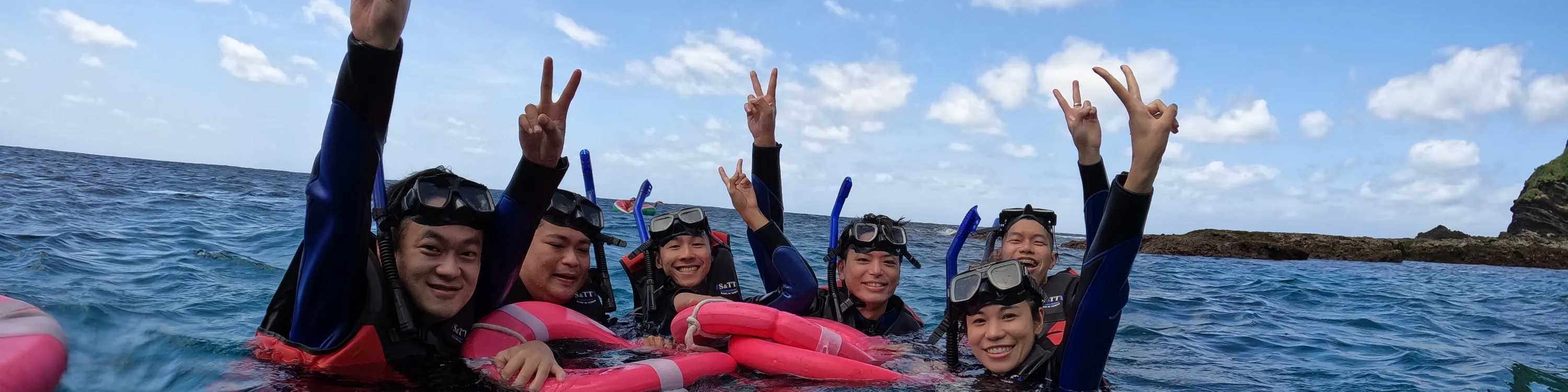 浮潜的人在水上合照
