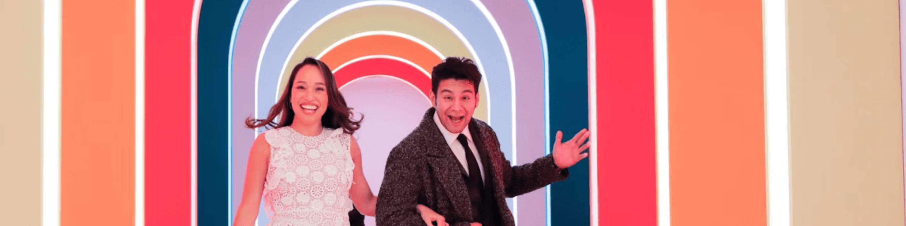 Traversez un tunnel coloré et découvrez la joie vibrante de la crème glacée !