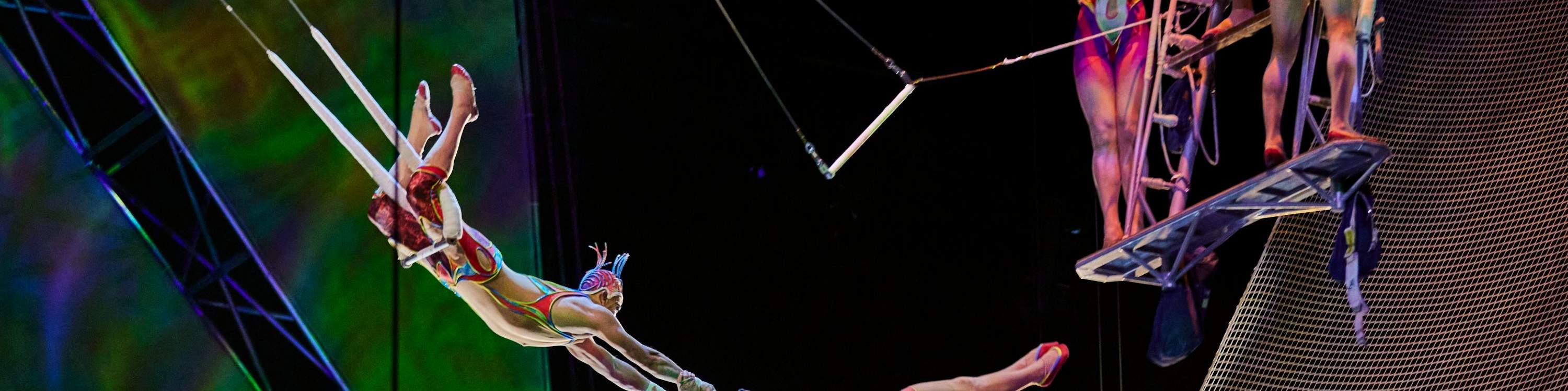 當雜技演員登上舞臺，在空中互相擺動時，請抓緊！