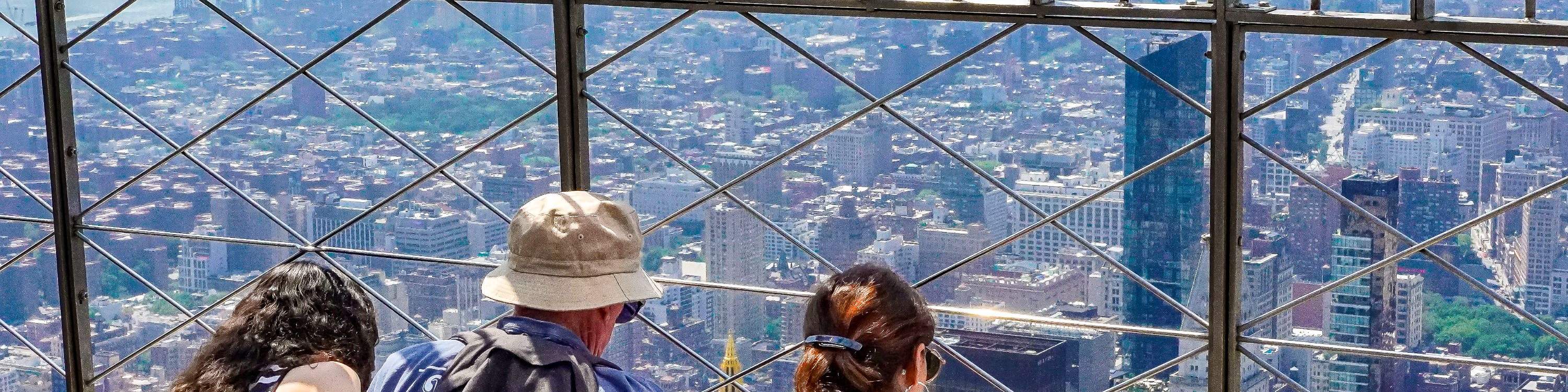 Du khách chiêm ngưỡng đường chân trời rộng lớn của Thành phố New York từ Tòa nhà Empire State.