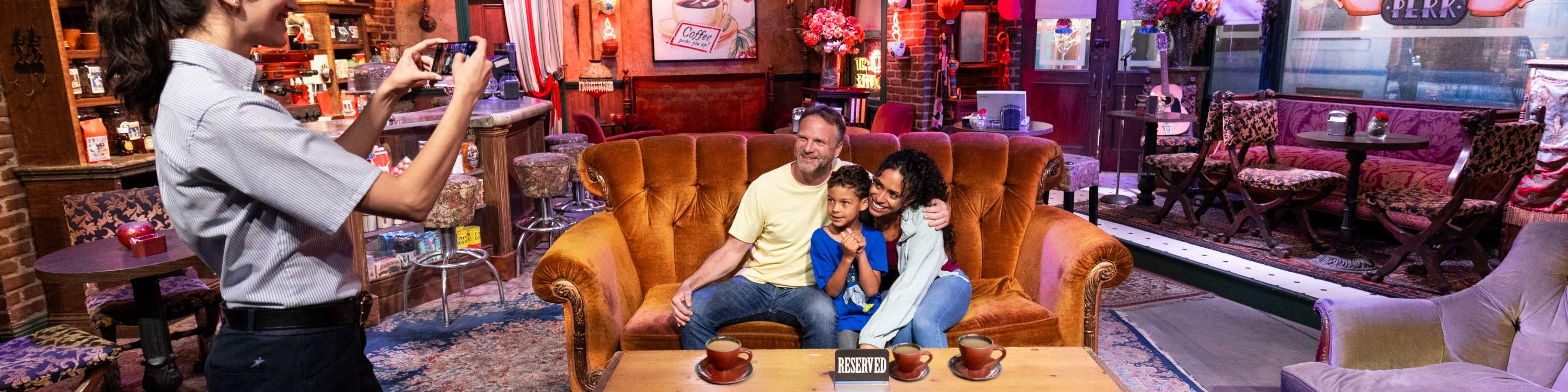 Увидьте голливудскую магию вблизи и посетите съемочные площадки ваших любимых телешоу, таких как «Друзья», в рамках тура Warner Bros. Studio Tour Hollywood.