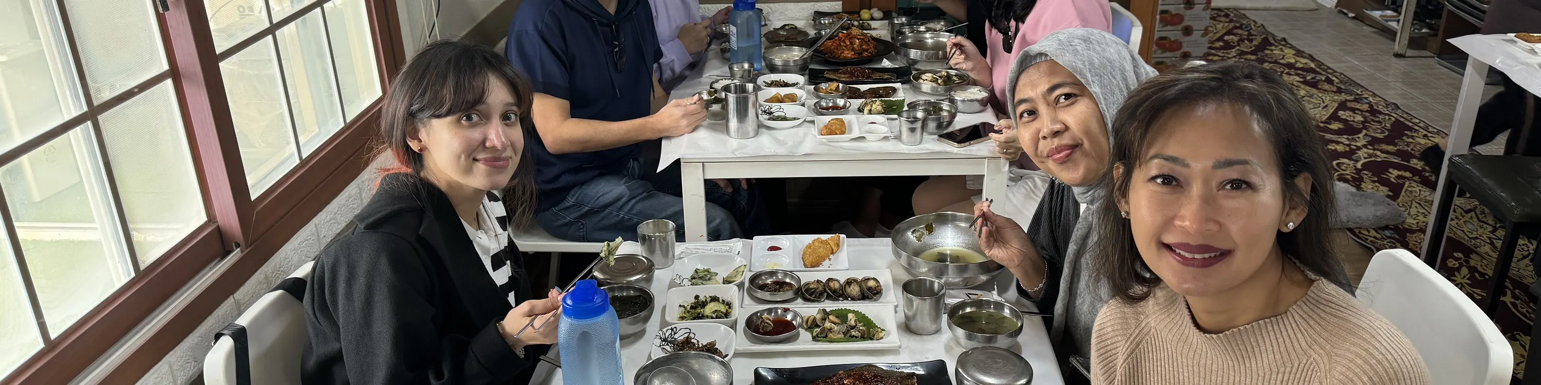 别害羞！在韩国烧烤文化中，烧烤并招待他人是友好的表现。