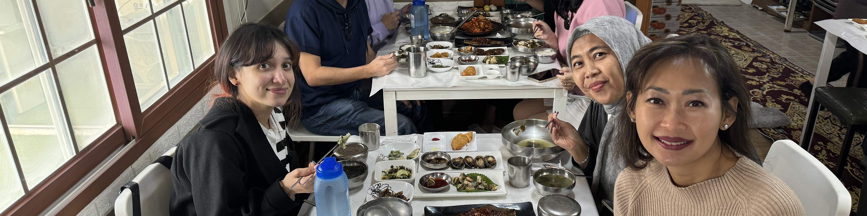 別害羞！在韓國烤肉文化中，烤肉併為他人服務是友好的象徵。