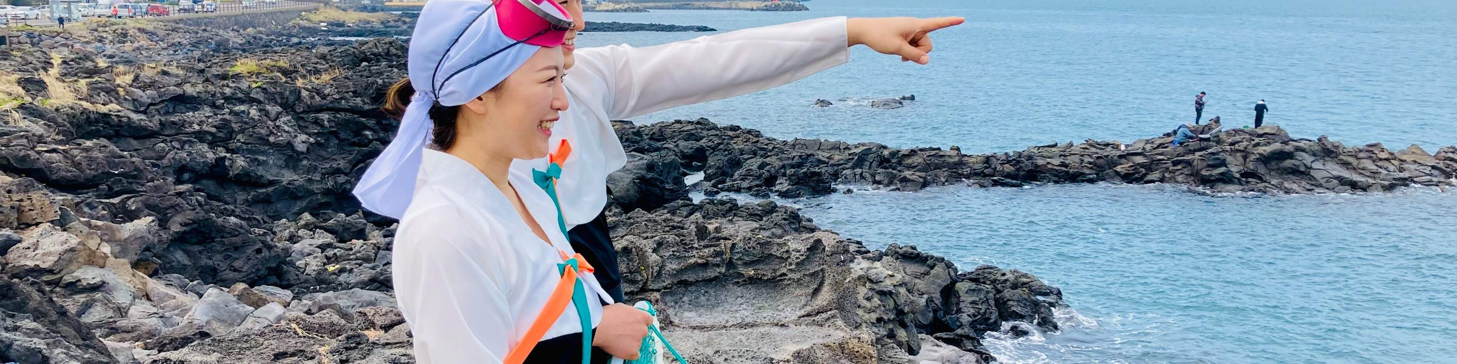 Phụ nữ chỉ tay về phía biển