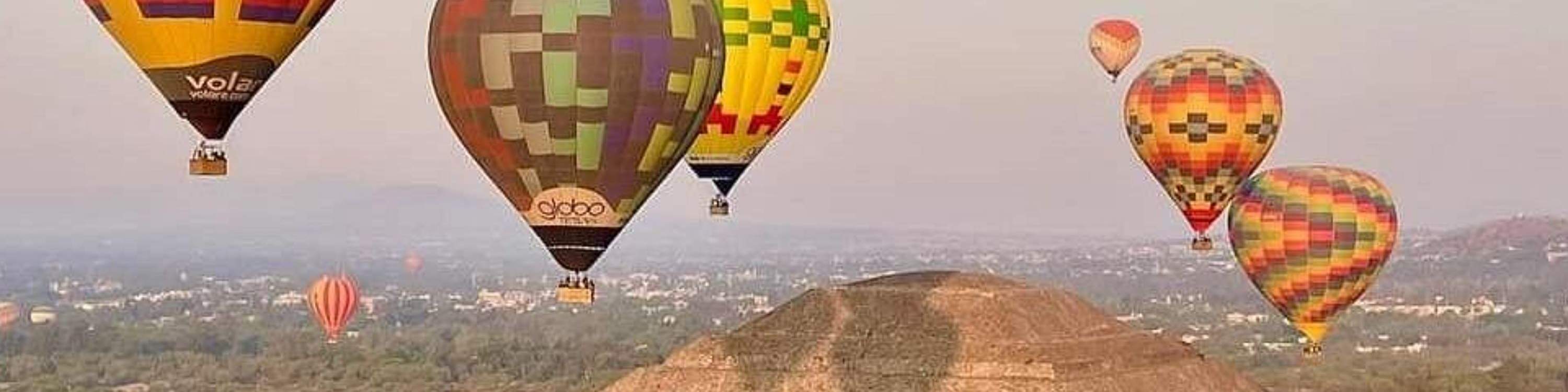 Elévate sobre la Pirámide del Sol durante tu mágico paseo matutino en globo