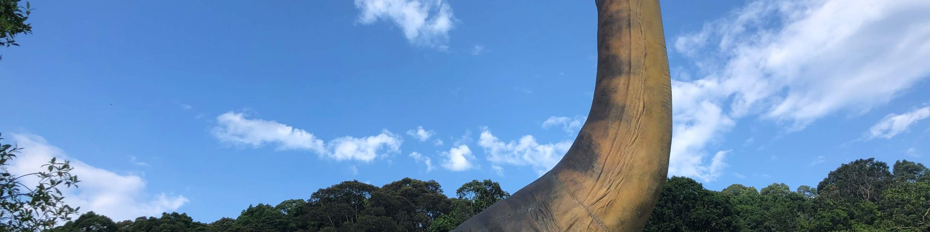 Chụp ảnh với khủng long khổng lồ