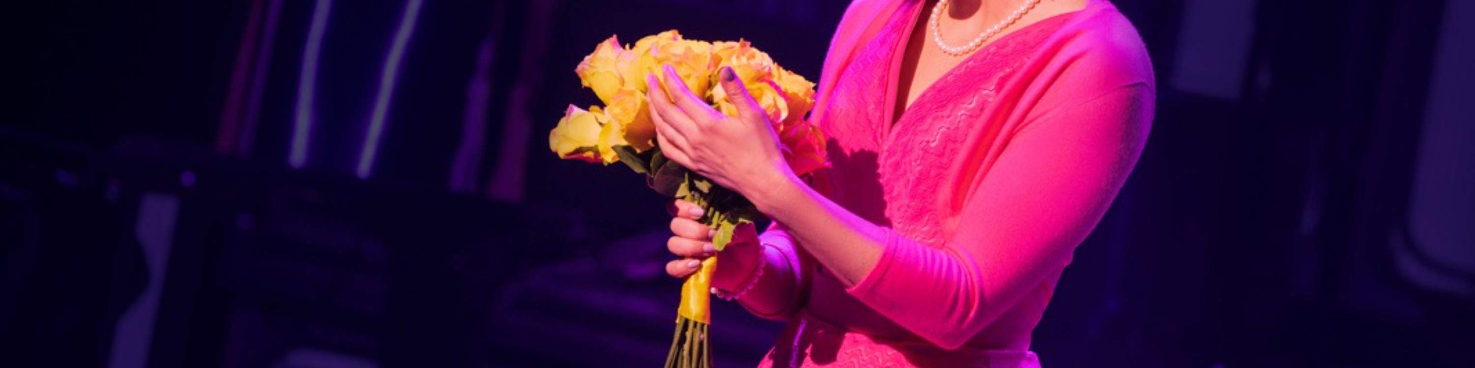 Erika Henningsen ถ่ายทอดเสน่ห์ของ Sandra Dee แรงบันดาลใจของ Darin ผ่านการแสดงที่เข้าถึงอารมณ์