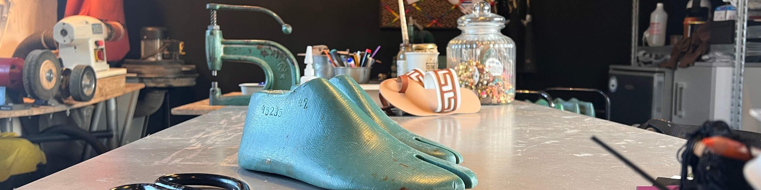 Athen, Griechenland: Handgefertigte Ledersandalen - Workshop zur Herstellung