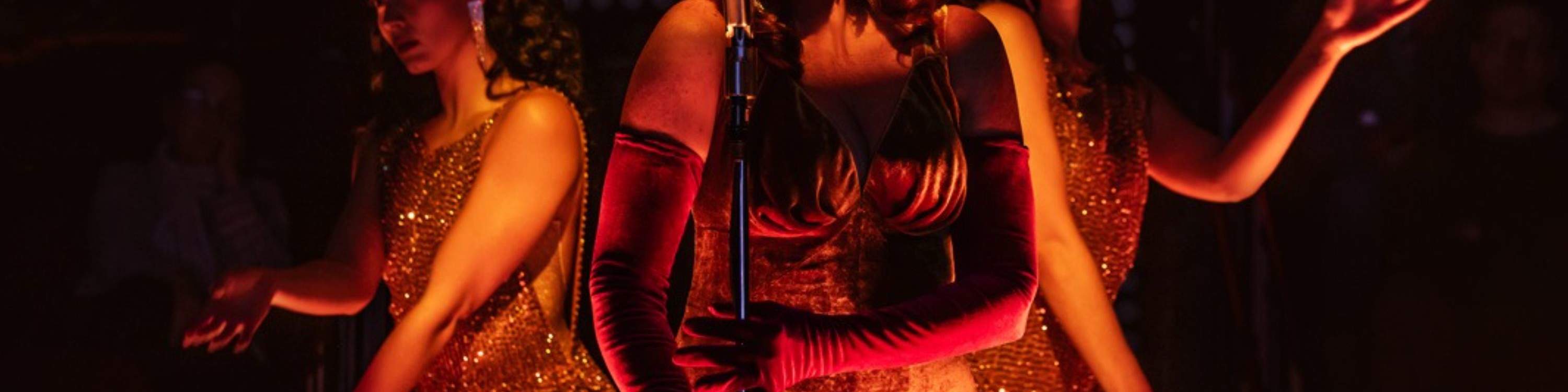 Valeria Yamin, Michele Pawk et Julia Grondin se partagent la vedette dans une scène d'ensemble dynamique.