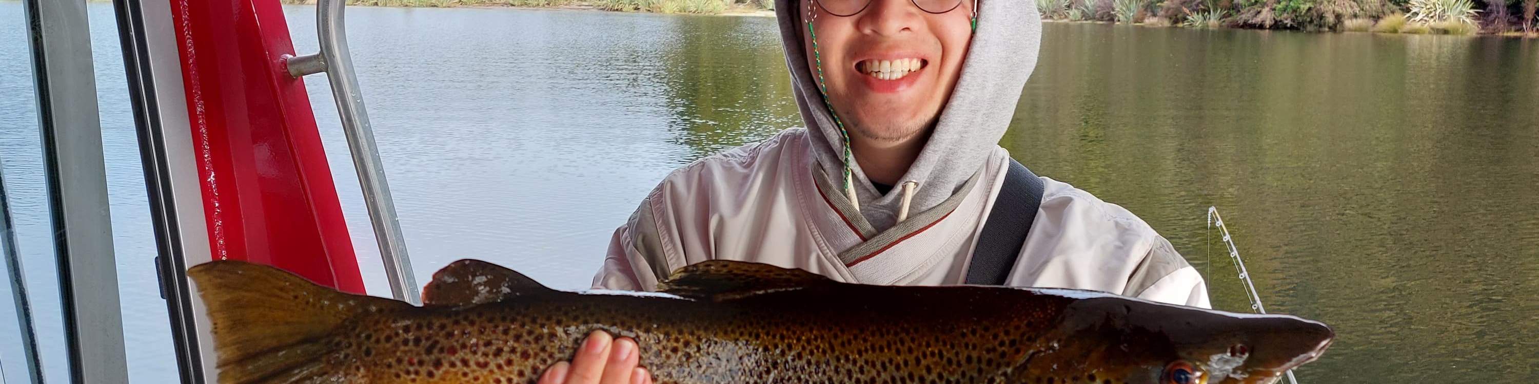 Ikan trout cokelat di Lake Mapourika