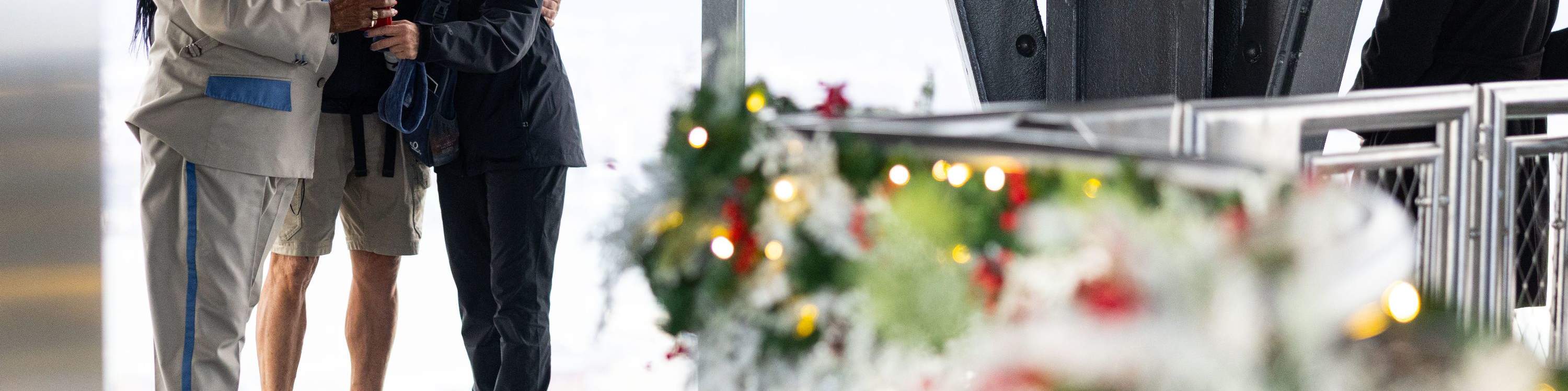 Đi bộ qua các sảnh của đài thiên văn đã được trang hoàng cho mùa lễ hội này