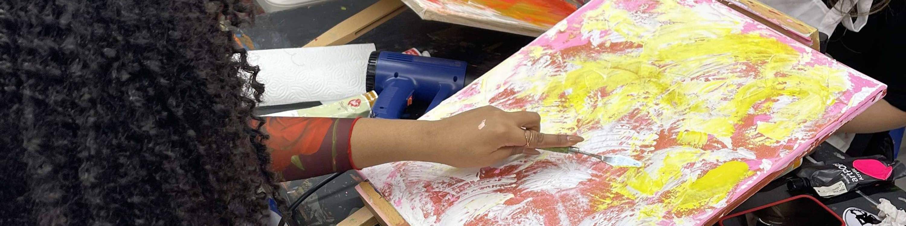 每一次筆觸，她都更深入地沉浸在自己的創作中，迷失在調色刀繪畫的節奏裡