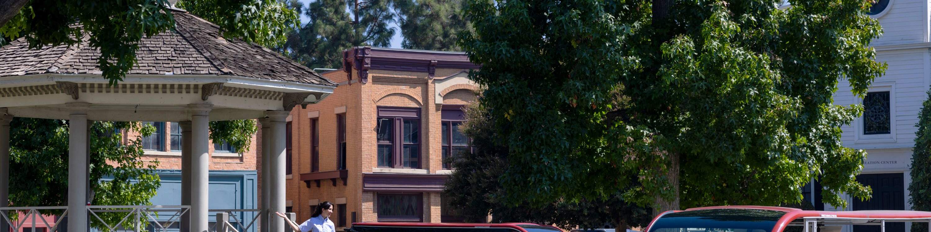 Прогуляйтесь по улицам Старз Холлоу и Роузвуда во время тура по задней площадке Warner Bros.