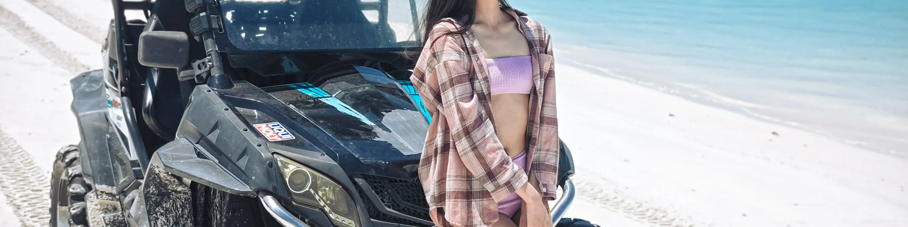 驾驶UTV的女孩