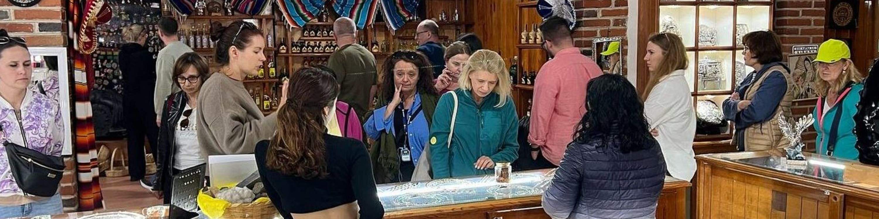 觀看工匠們使用古老的技術製作黑曜石工具和紀念品