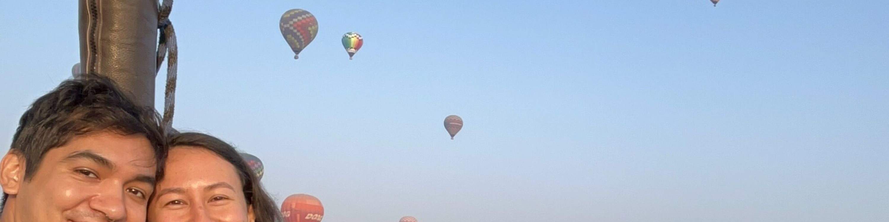Observe cómo el colorido globo se infla mientras el sol se eleva sobre el antiguo valle de Teotihuacan