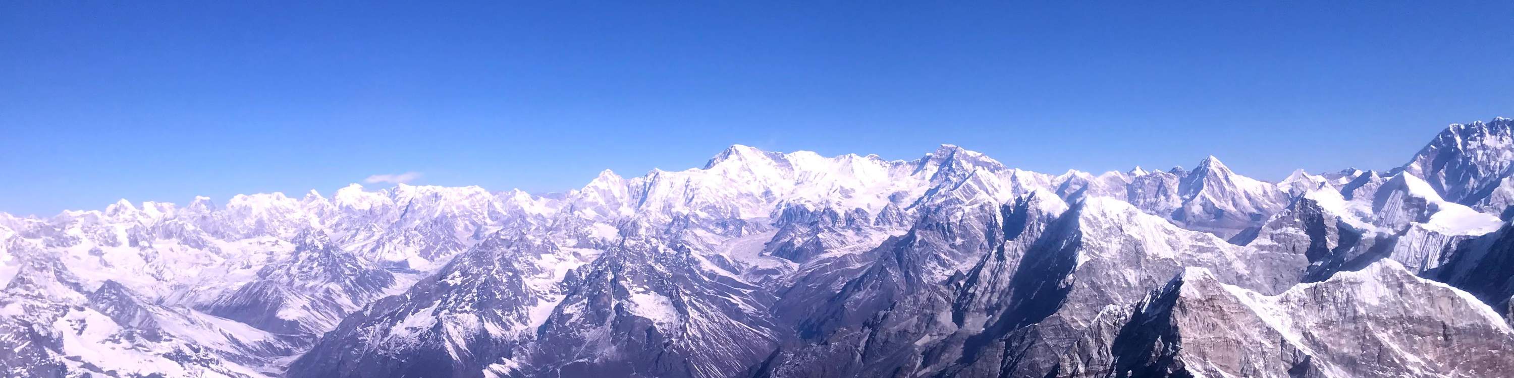 從飛機舷窗看到的山景