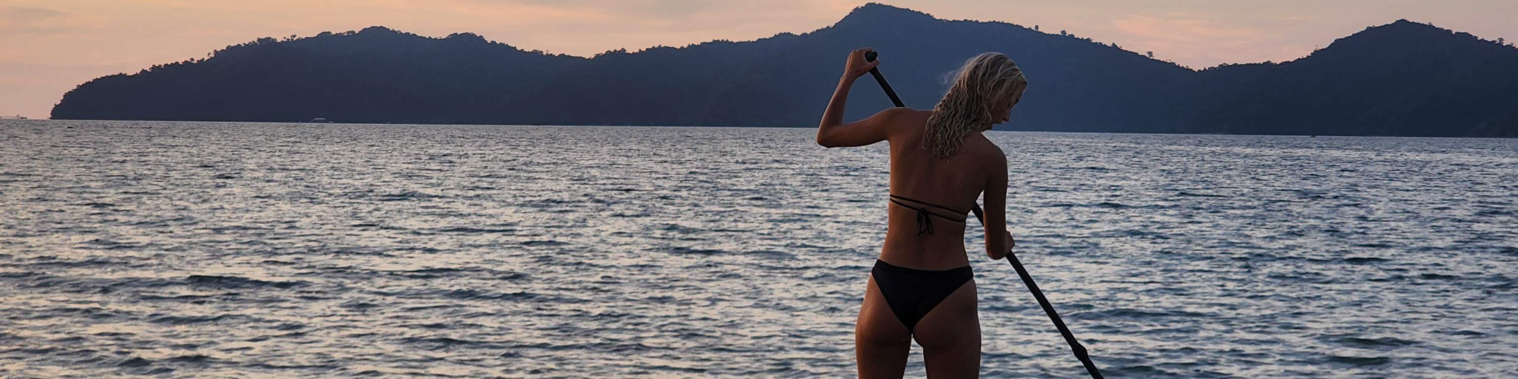 女孩玩桨板冲浪