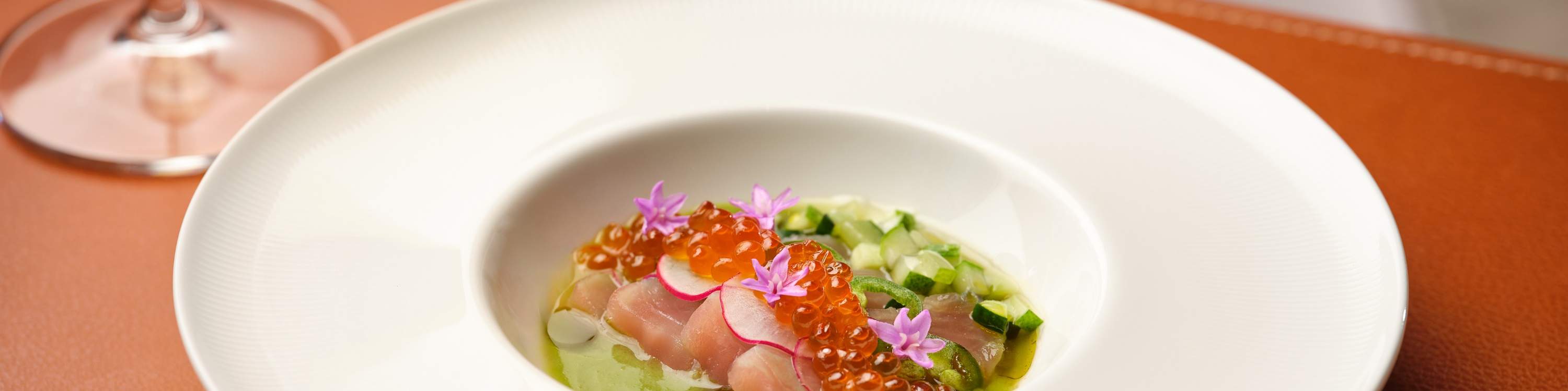 Selami suasana makan yang canggih, di mana setiap perincian melengkapkan perjalanan kulinari yang indah