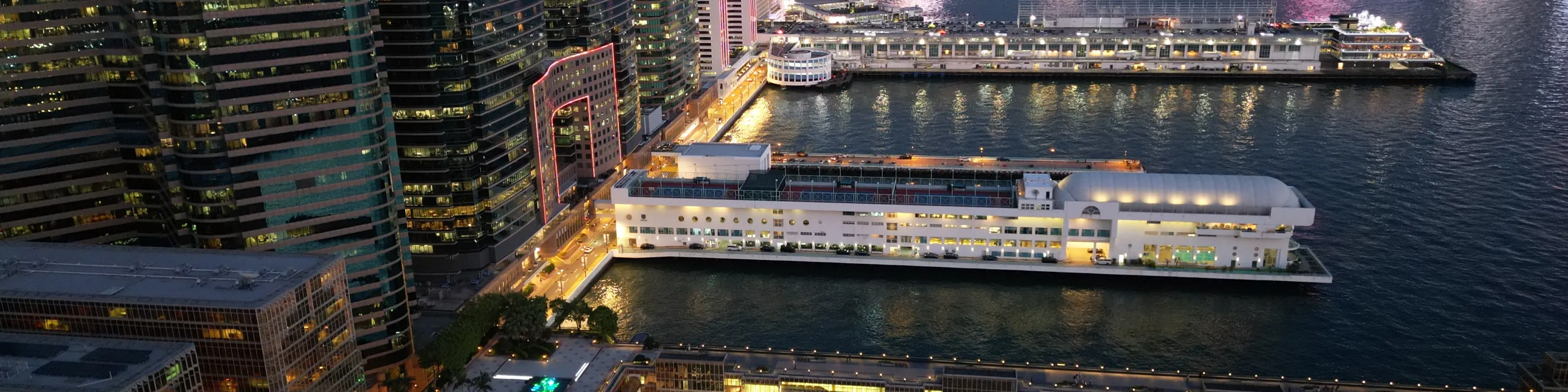 【维多利亚公园】维多利亚公园是中国香港最大的公园，是市民和游客进行体育锻炼和休闲活动的好场所