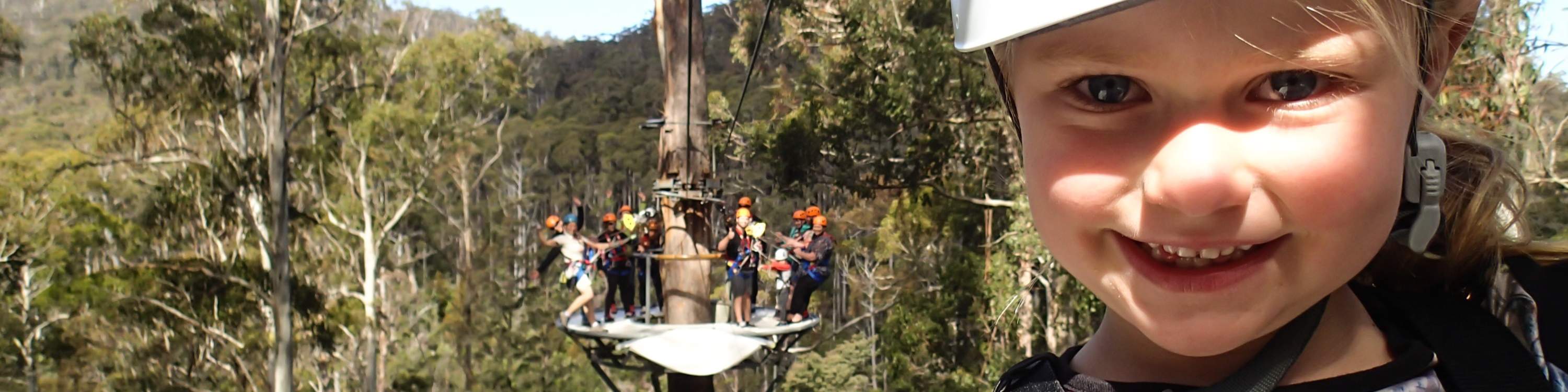 Kinder, die an der Seilrutsche teilnehmen