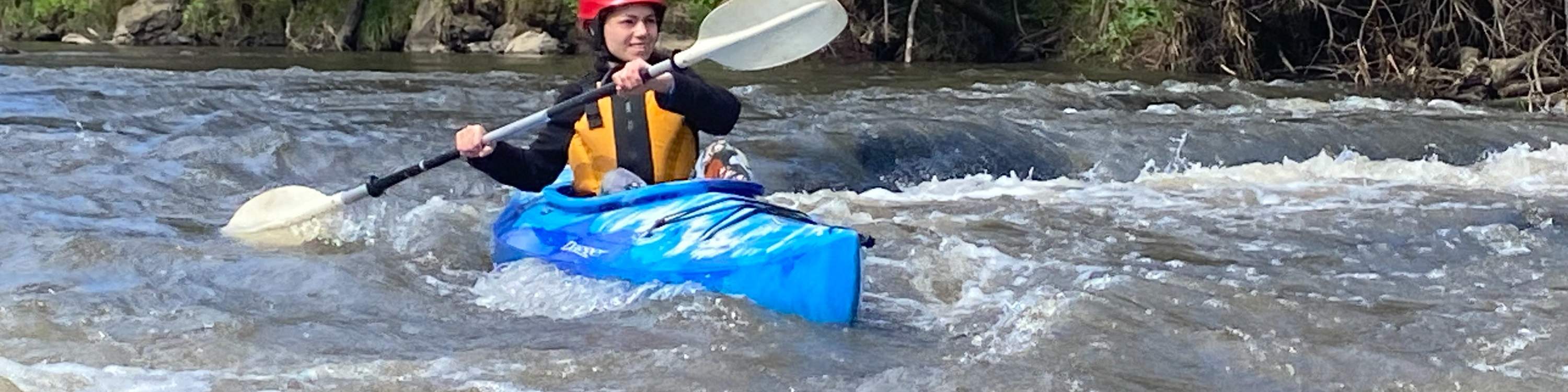 Pagaia attraverso tranquille rapide di Classe 1 e 2