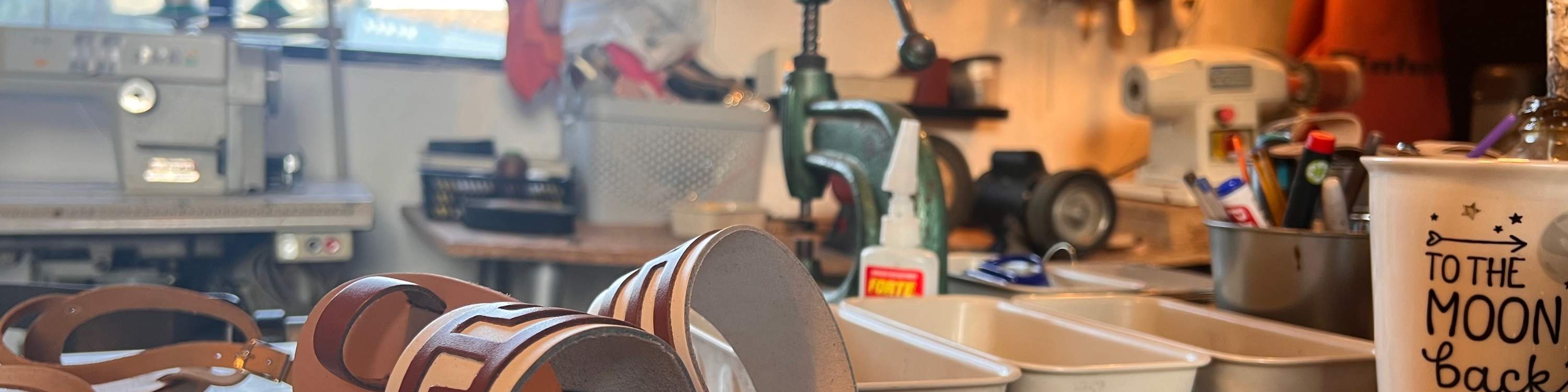 Atenas, Grecia: Taller de fabricación de sandalias de cuero hechas a mano