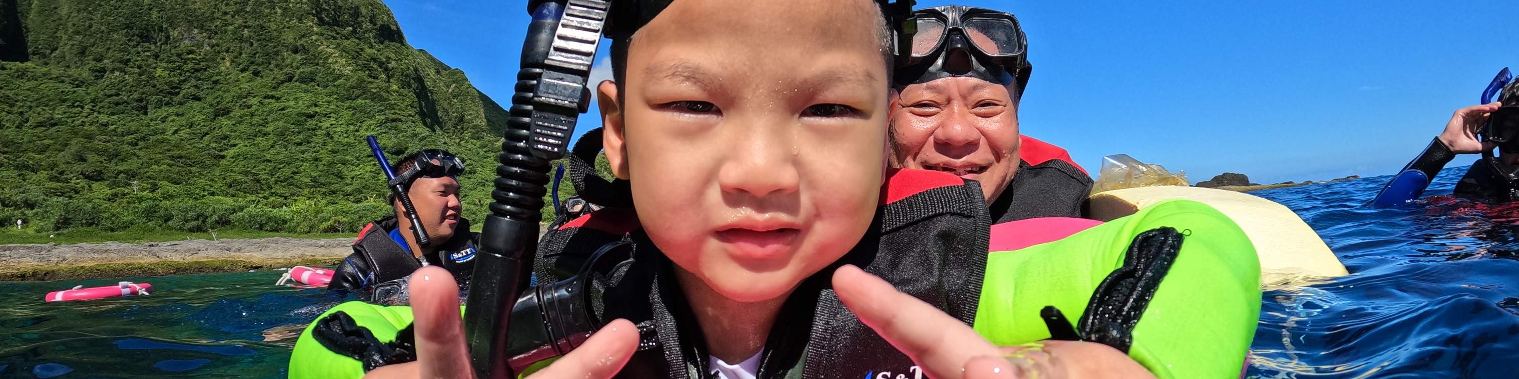 Kanak-kanak kecil bersnorkel