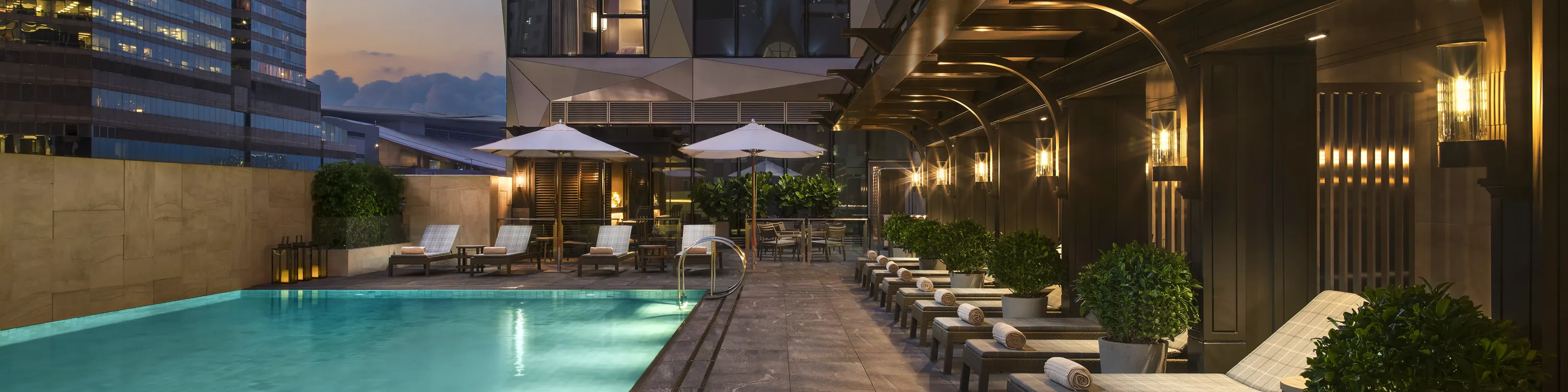 室外温水泳池 The Verandah Pool