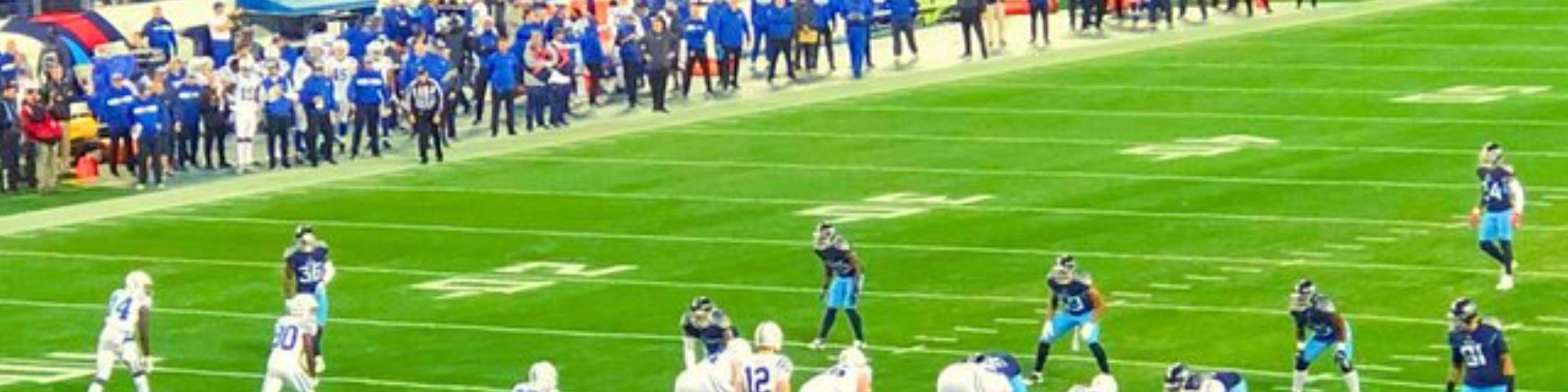 Pertandingan Sepak Bola Tennessee Titans di Nissan Stadium