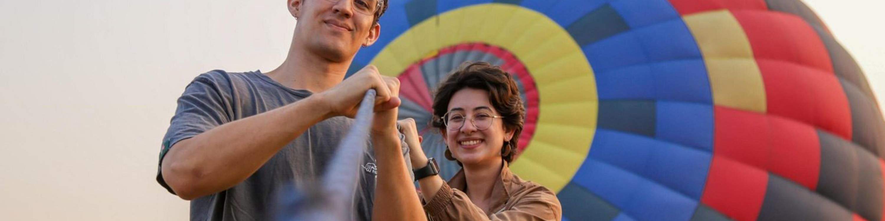 從空中俯瞰特奧蒂瓦坎金字塔和周圍的壯麗景色