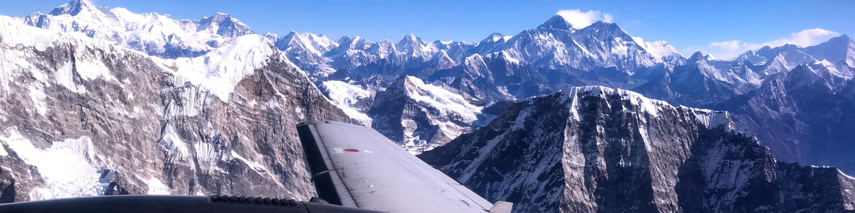 Pemandangan dari Tingkap dengan enjin dan sayap pesawat di Bahagian Hadapan