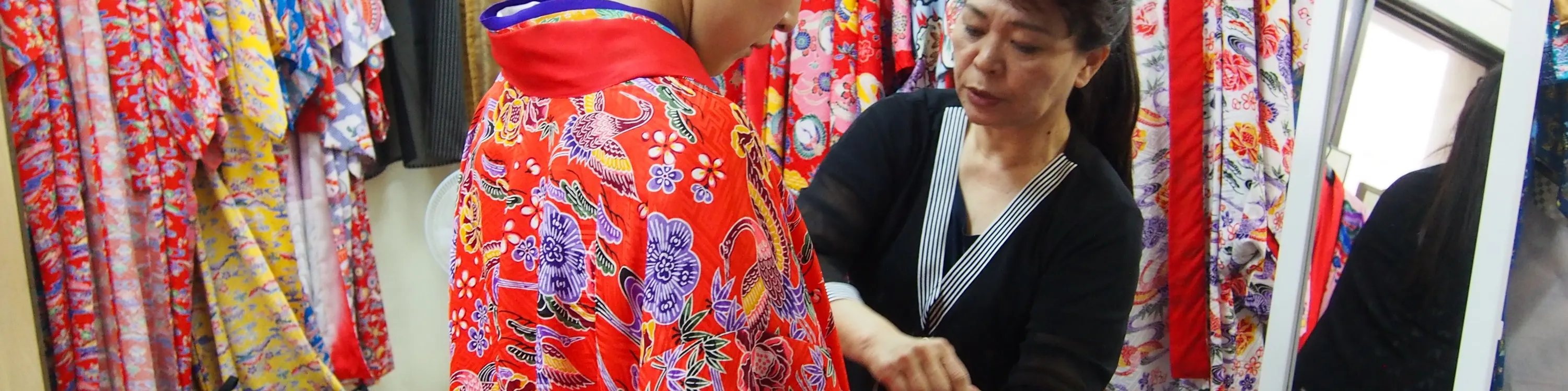 我们备有多种冲绳传统服饰和日本服饰（浴衣、长袖袖子、袴）。